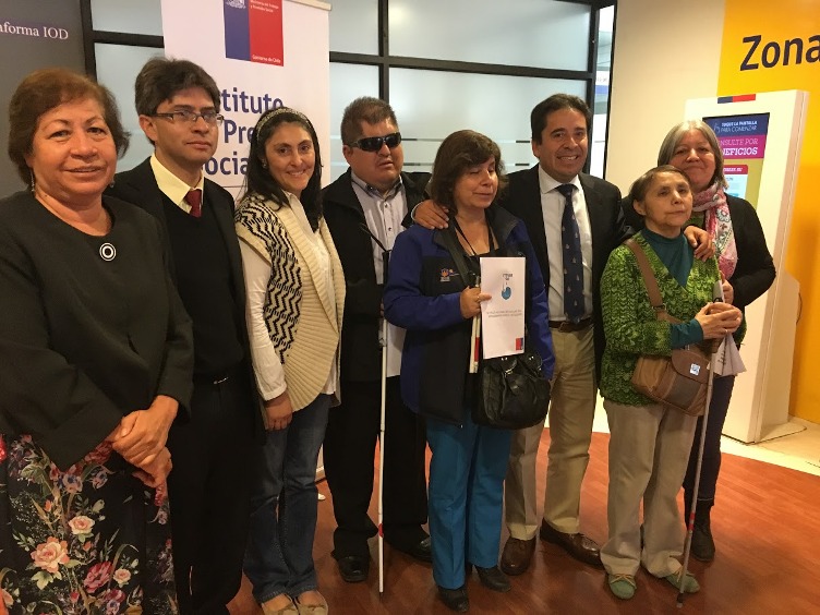 IPS y SENADIS Atacama lanzan cartilla del Pilar Solidario en sistema Braille