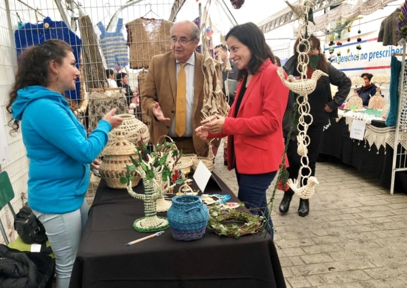 Seremi de Desarrollo Social visita stand en la Expo Mujeres Emprendedoras realizada en Valdivia.