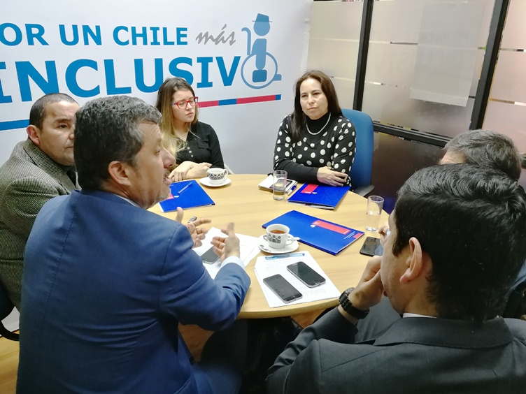 Autoridades junto a las personas que asistieron a la actividad.