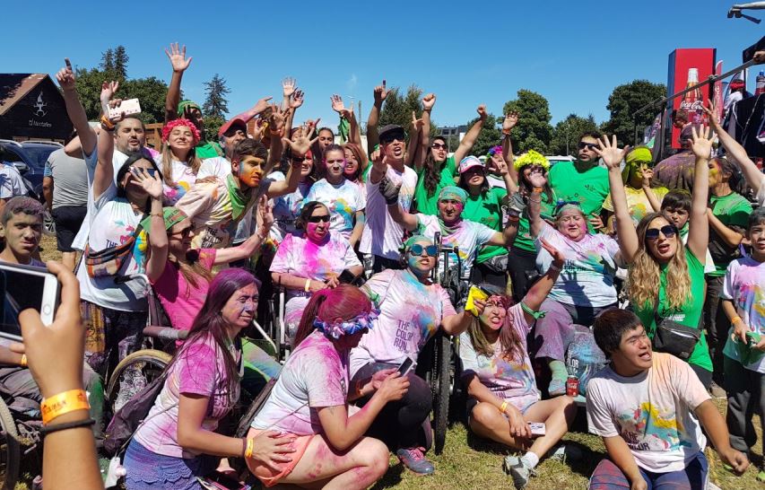 Participantes de la tercera versión de corrida The Color Run Inclusiva en Pucón