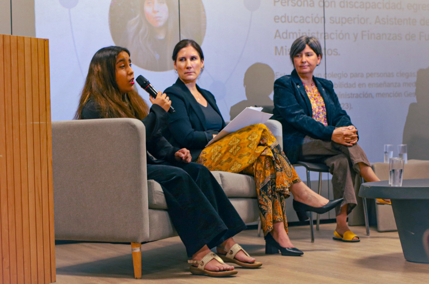 Fotografí­a de las 3 personas presentes en el panel durante el lanzamiento de la guía