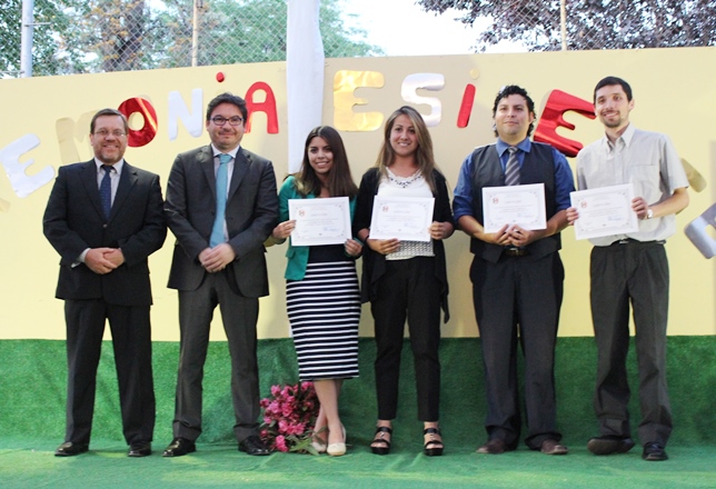 Fotografía de Ministro Barraza y presidente de Asoch entregan certificados a estudiantes.