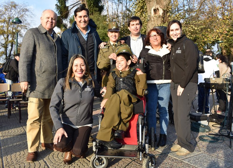 Autoridades junto a familia que participó en la Caminata Inclusiva. 