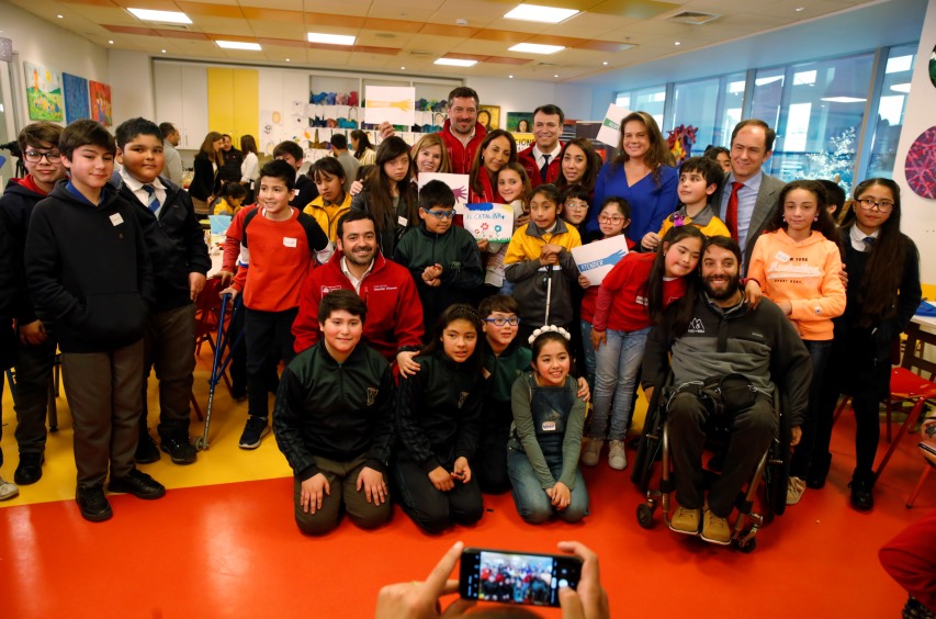 Autoridades junto niños asistentes al lanzamiento de la campaña #ActívatePorLaInclusión.