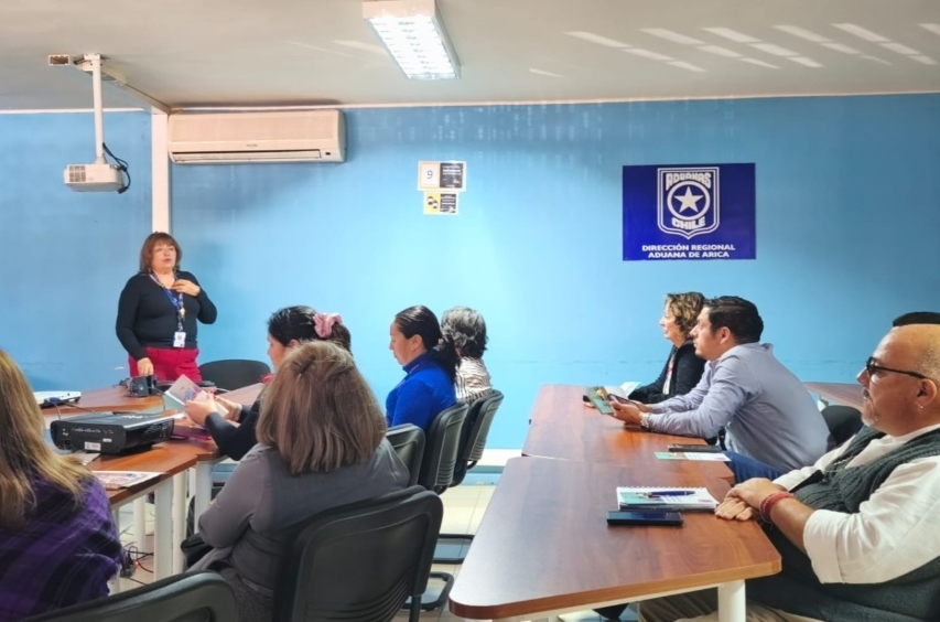 Foto grupal de los participantes en la actividad.