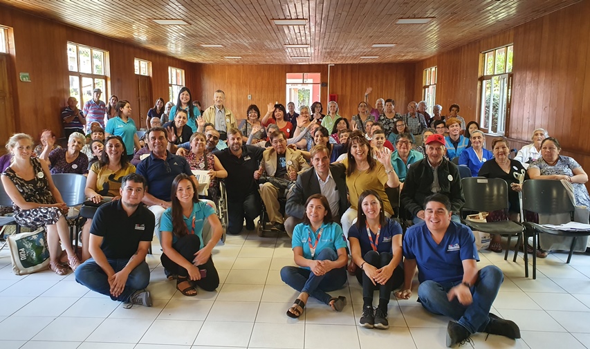 Autoridades junto a participantes de REVELO y funcionarios municipales. 