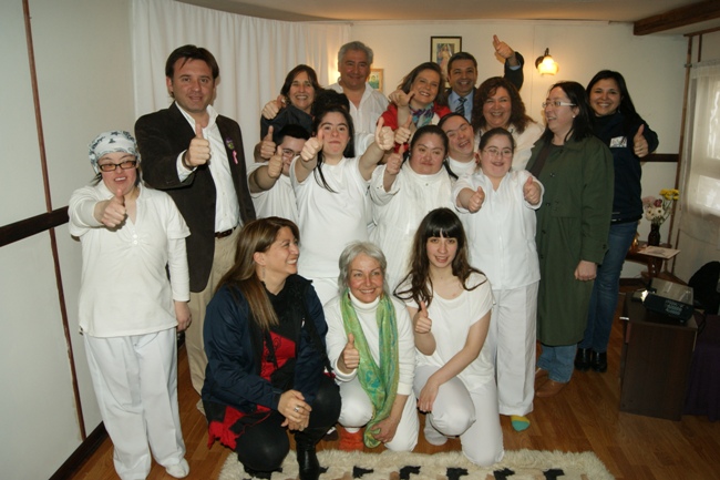 Directora Nacional del Senadis junto a las personas con discapacidad que dan vida al proyecto