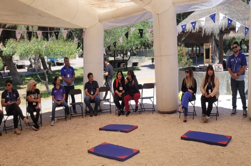Foto grupal de los participantes en la actividad.