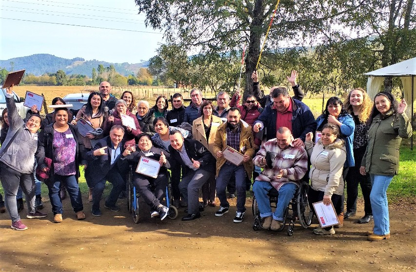 Autoridades junto a las personas beneficiadas.