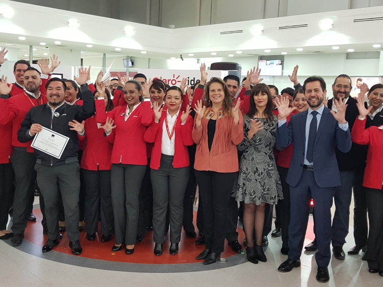 Directora Nacional junto a los ejecutivos de Claro que se capacitaron en lengua de señas.
