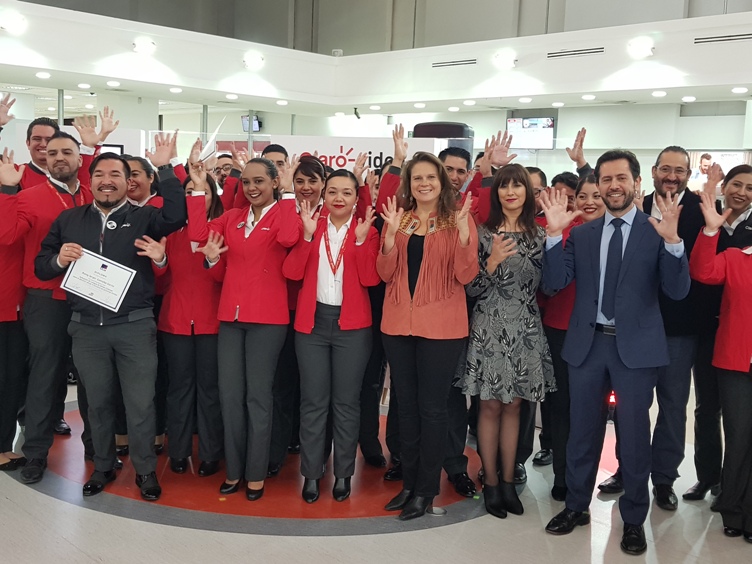 Directora Nacional junto a los ejecutivos de Claro que se capacitaron en lengua de señas.