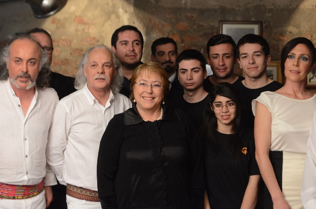 Presidenta Bachelet junto a Los Jaivas. 