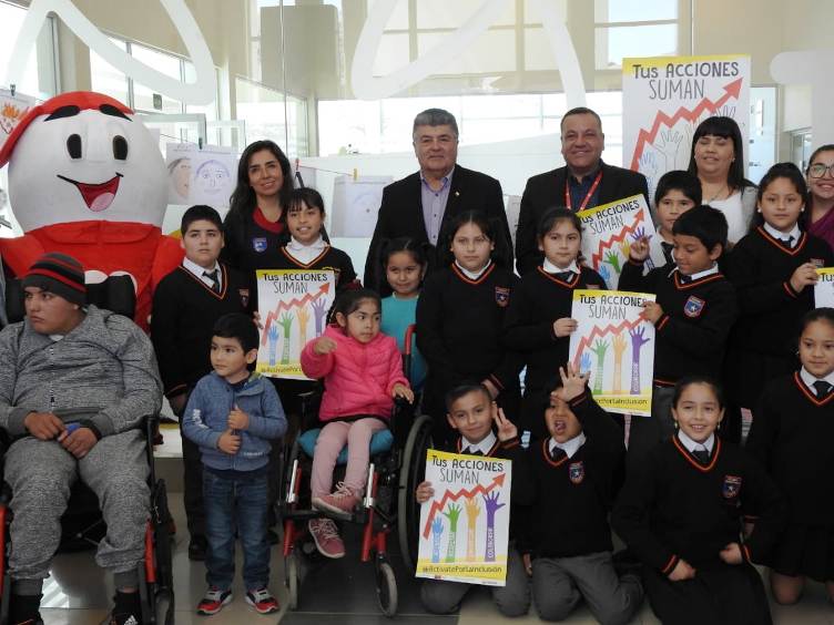 Autoridades junto a las personas que asistieron a la actividad.