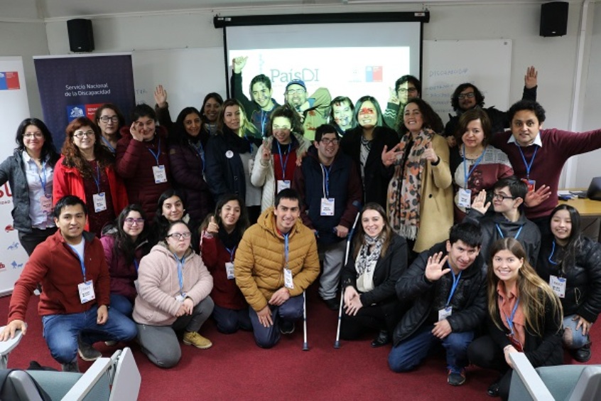 Autoridades junto a las personas que asistieron a la actividad.