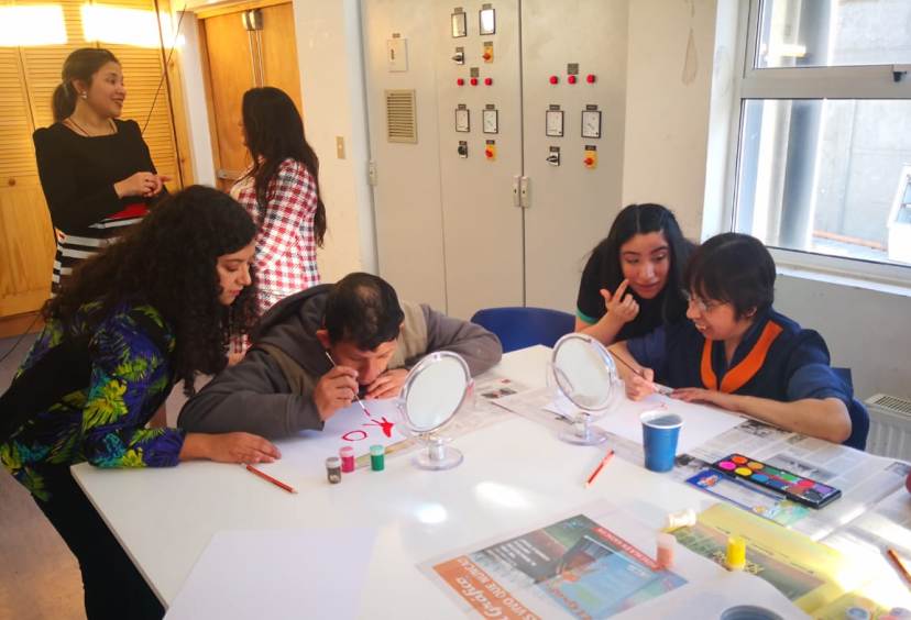 Personas que participan del taller laboral Hermanos del Viento.