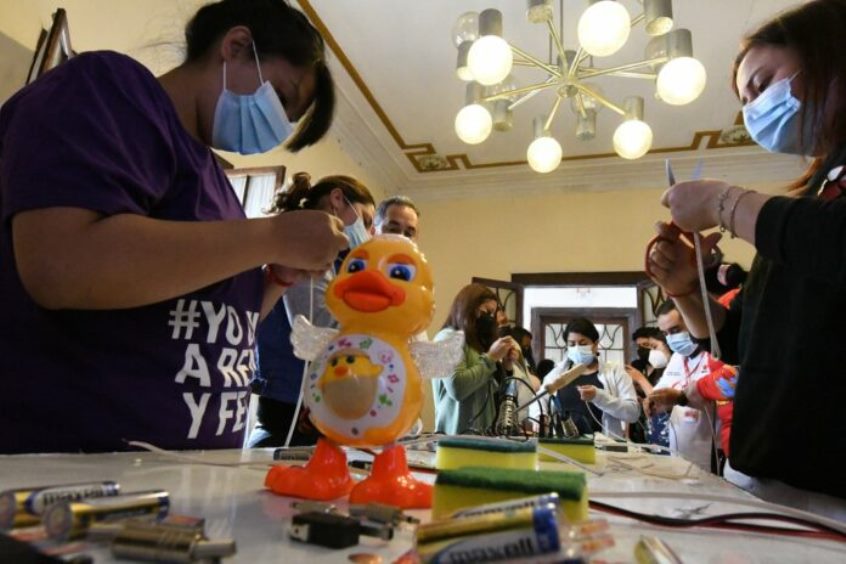 Realizan taller de juguetes adaptados para niños y niñas con dificultad motora