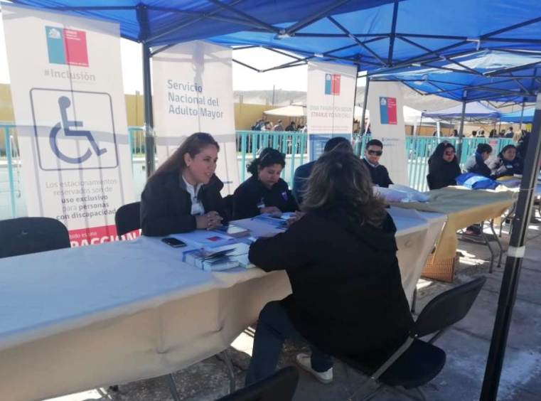 La profesional de Senadis Jocelyn Franco atiende el stand de Senadis en la jornada de Gobierno en Terreno.