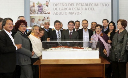 Autoridades exhiben la maqueta del proyecto