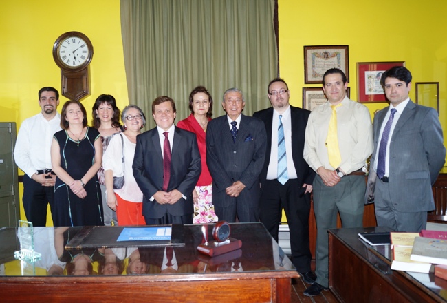Subsecretaria de Evaluación Social y Director de Senadis junto a directiva de la Asoch en su sede.