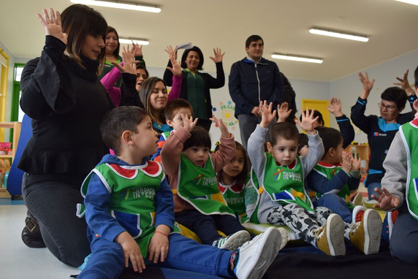 Autoridades junto a las personas que asistieron a la actividad.