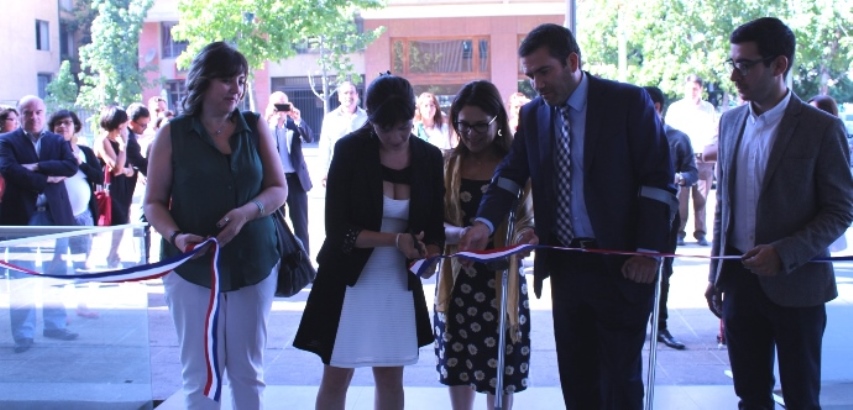 Corte de cinta en la inauguración de la Biblioteca de Recursos de Información Social 