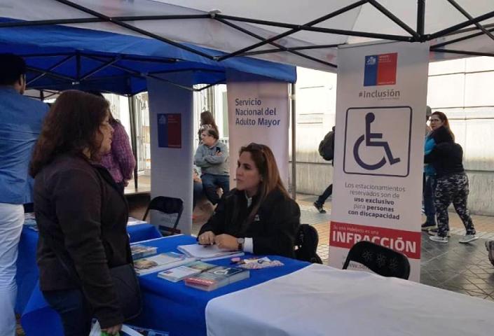 Profesional de Senadis Jocelyn Franco entrega información en el stand del Servicio.