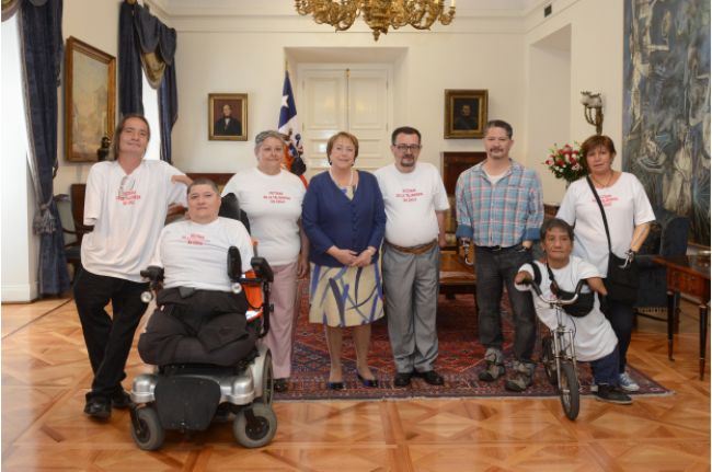 Presidenta Bachelet junto a los representantes de VITACHI.