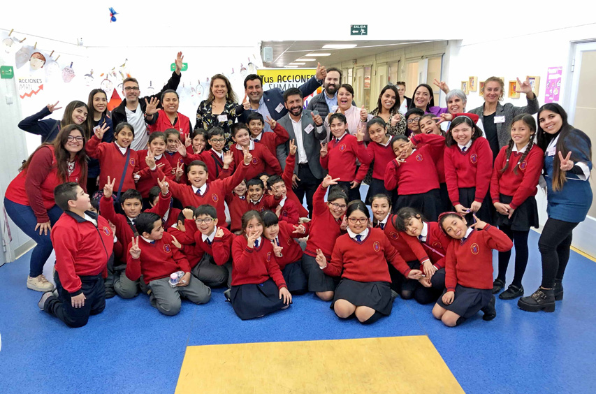 Autoridades junto a los niños y niñas asistentes al lanzamiento de la campaña. 