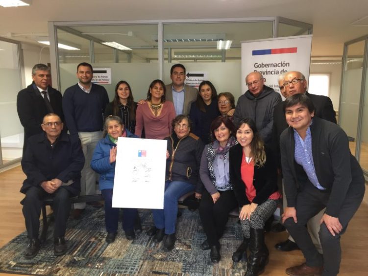 Autoridades junto a representantes de Uniones comunales de Adulto Mayor de Itata.