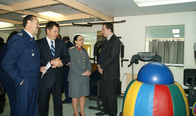 Director del Senadis junto a General de Brigada Aérea (A), División de Bienestar Social.