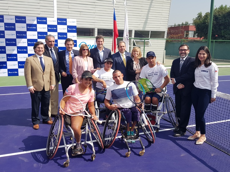 Autoridades junto a tenistas en la inauguración del torneo.