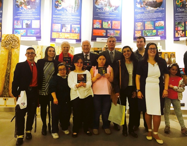 Directora Nacional (S) junto a fundadora e integrantes de Corporación Iluminoarte.