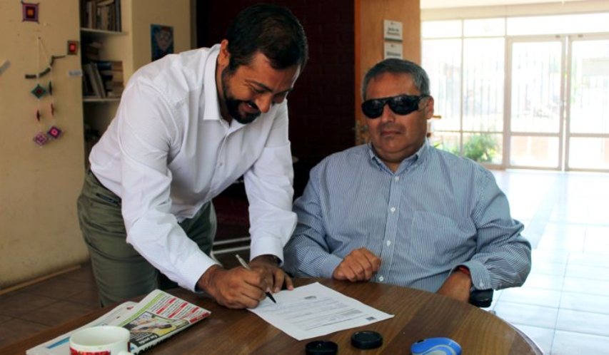 Director (s) regional de Senadis y presidente de Cealivi firman convenio.
