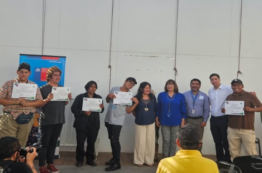 Foto grupal de los participantes en la actividad.