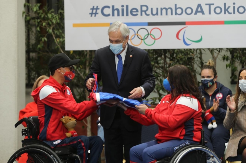 Presidente Piñera entrega la bandera a los abanderados de los Juegos Paralímpicos de Tokio 2020