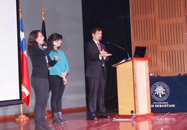 Director Nacional de Senadis durante inauguración de Seminario, junto a Subdirectora de la institución e intérprete de lengua de señas.