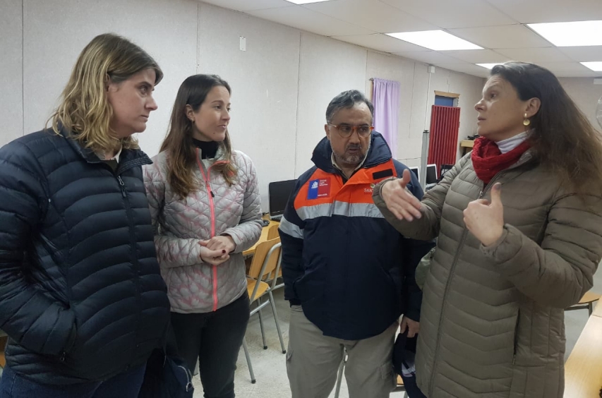 Directora Nacional de Senadis junto autoridades por incendio en residencia de Coanil. 