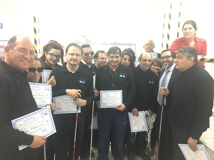 Director Nacional de Senadis junto a las personas que participaron del taller.