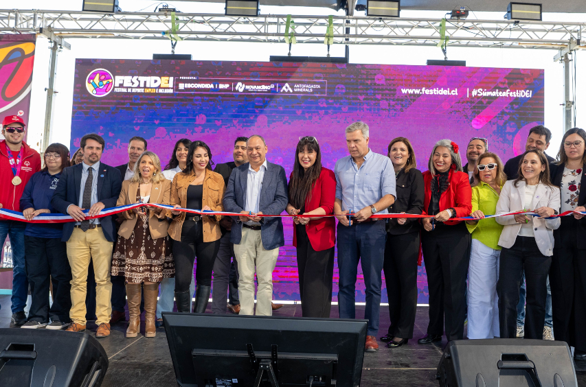 En la fotografía aparecen autoridades y asistentes a FestiDEI realizando el corte de cinta de inauguración de la actividad