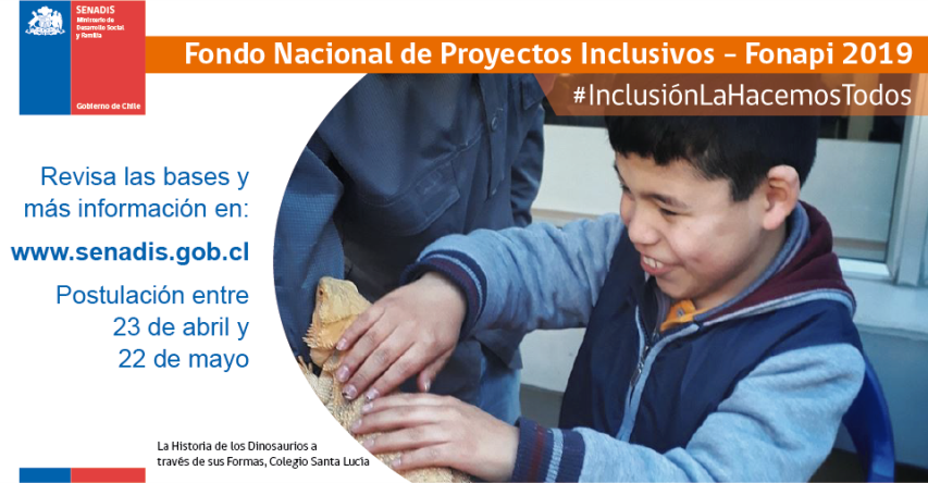 Afiche del Fondo Nacional de Proyectos Inclusivos, Fonapi 2019. Niño con discapacidad visual tocando un gallo afirmado por su profesor.
