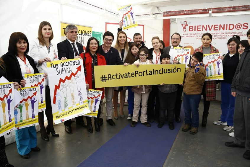 Autoridades junto a las personas que asistieron al lanzamiento de la campaña.