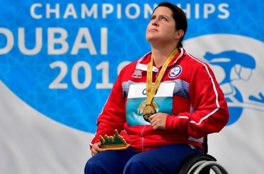 Francisca Mardones con la medalla de oro en la ceremonia de premiación - Fuente: twitter.com/Fran_Mardones