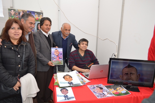 Autoridades junto al caricaturista Marcelo Gallardo. 