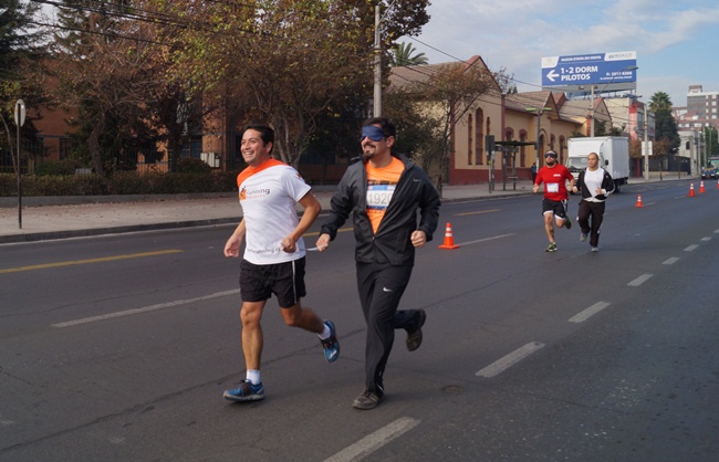 Director Nacional del Senadis junto a guía Juan Veloso durante los 3K Blind Running.