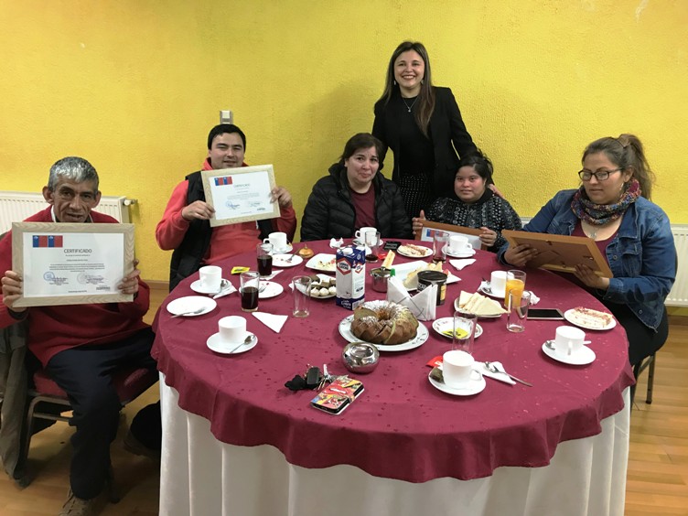 Director Regional (s) de Senadis junto a las personas beneficiadas que recibieron su certificación.