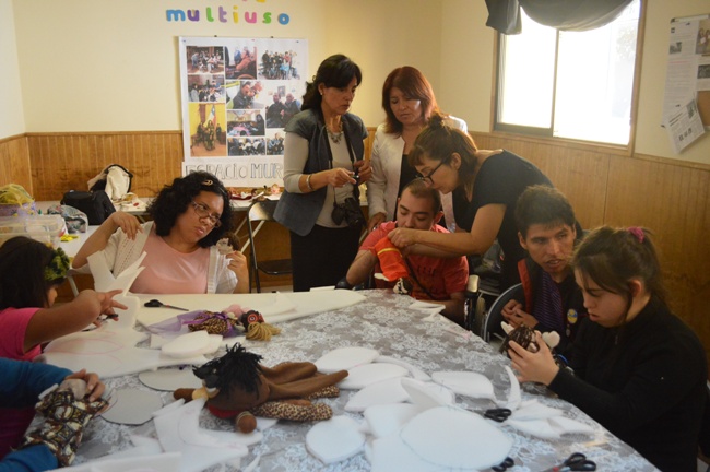 Directora Regional comparte con niños y jóvenes en el taller. 