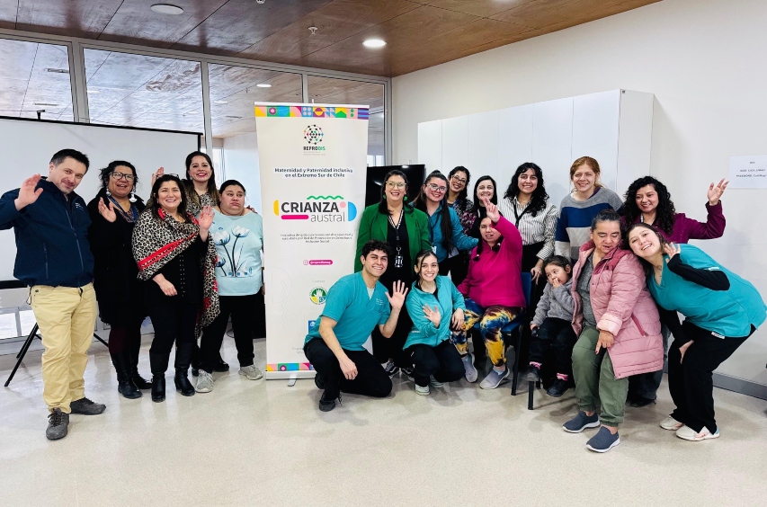 Foto grupal de los participantes en la actividad.