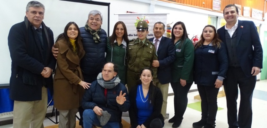 Autoridades junto a representantes del Jardín Infantil \