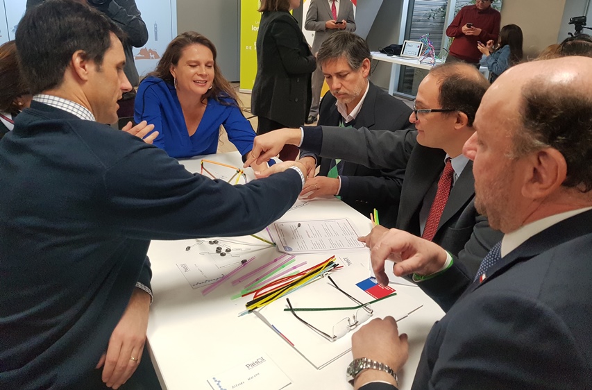 Ministro Moreno y Directora Nacional de Senadis junto asistentes del evento realizando juego en equipo. 