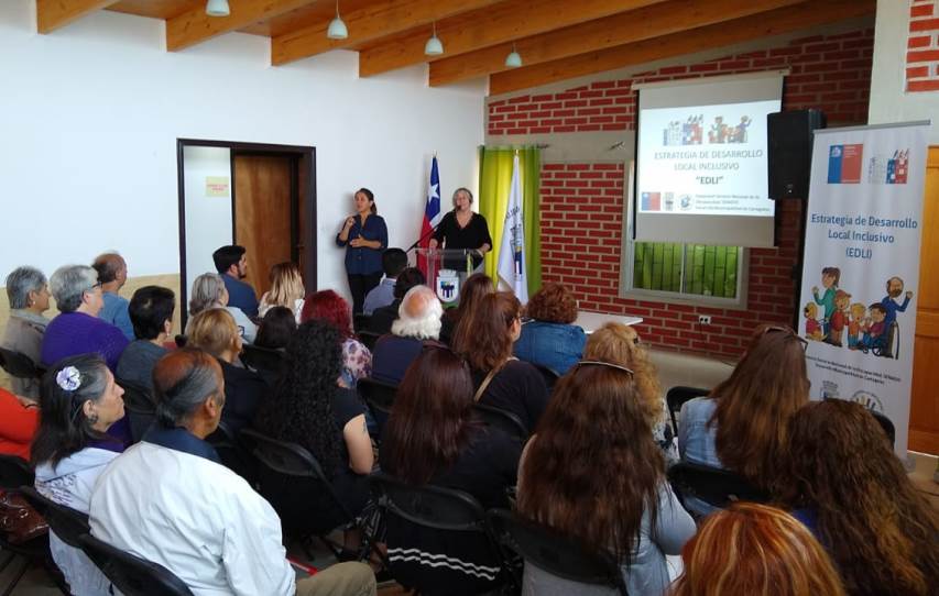 Directora Regional hablando frente al público asistente al lanzamiento. 